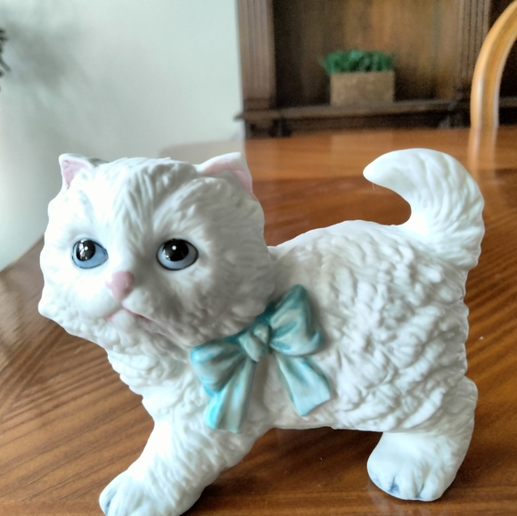 Sweet Porcelain Kitten Figurines -Boy & Girl - Picture 11 of 12